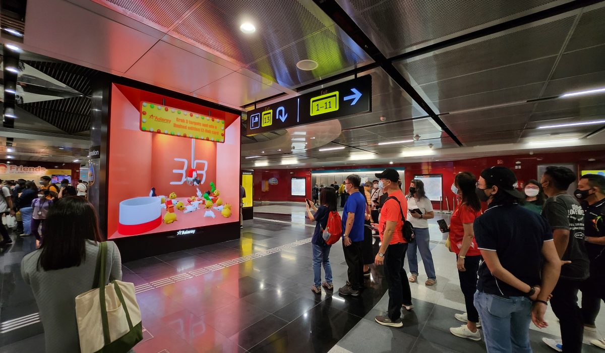 More than 100 of commuters queued up to try out Asiaray’s O2O claw machine game