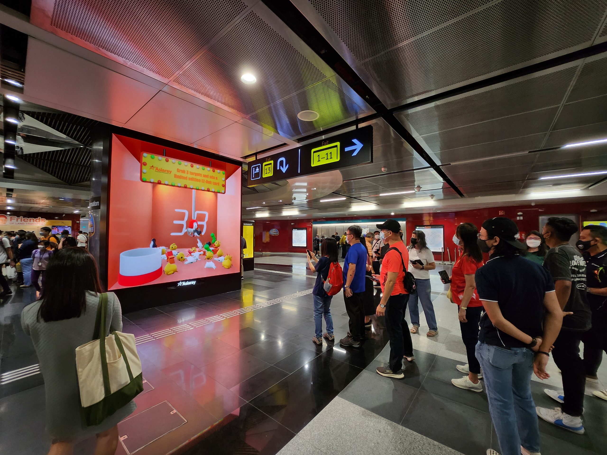 More than 100 of commuters queued up to try out Asiaray’s O2O claw machine game